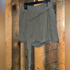 Super cute hem & thread shorts